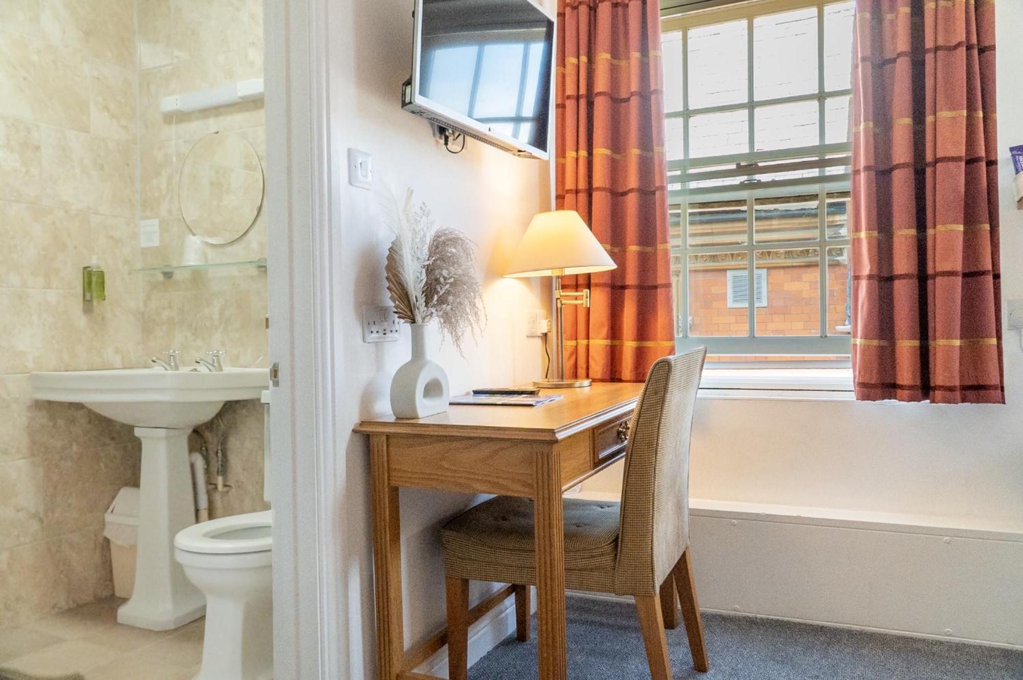 The Red Lion Hotel Spalding Room photo
